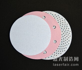 圖2：三個砂碟展示了其演化過程：從沒有孔到10mm直徑的孔， 再到更高密度的1.5mm的孔。(圖片來自：Norton|Saint-Gobain)