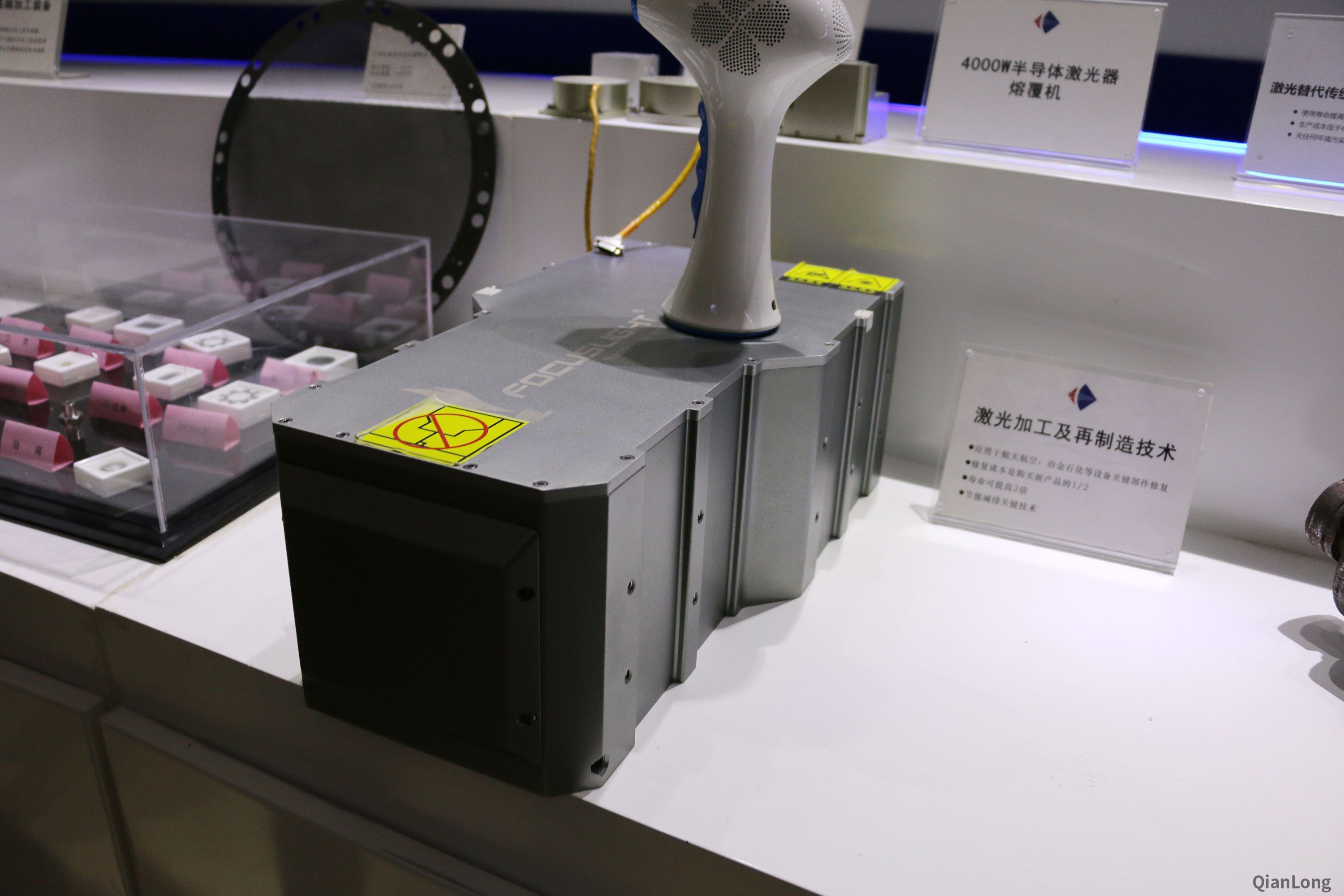 08.在西安光電所科技成果展示中心內展出的激光熔覆設備，即4000w半導體激光熔覆機。（千龍網軍事頻道記者 馬群 攝）