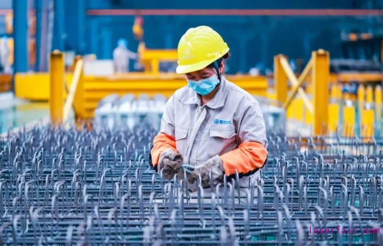 2020年3月17日，位于江蘇省徐州市睢寧縣經濟開發區的江蘇天虹智能紡織員工在生產線上工作。（洪星）圖片來源：中經視覺