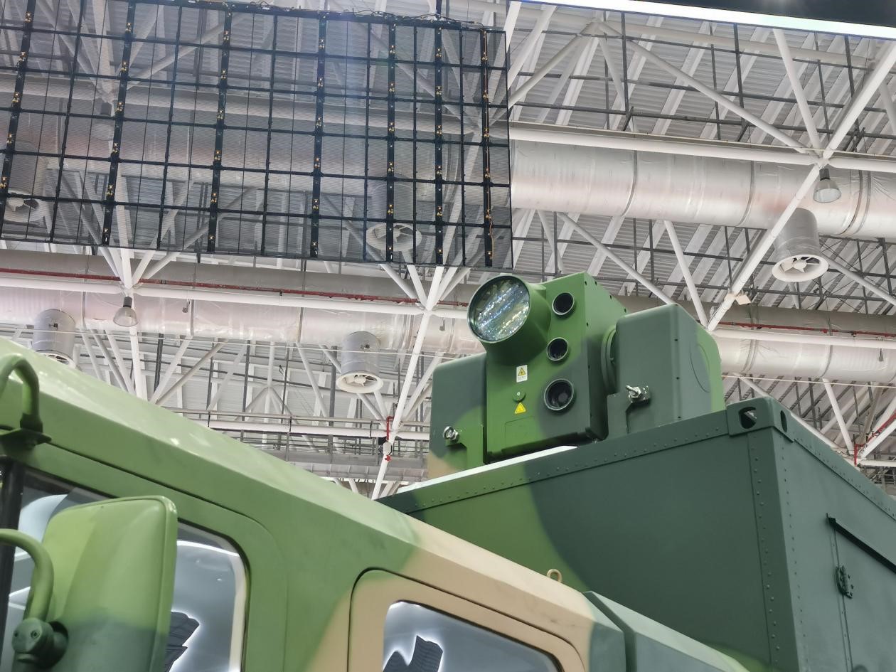 LW-30激光防御系統的激光發射器特寫。