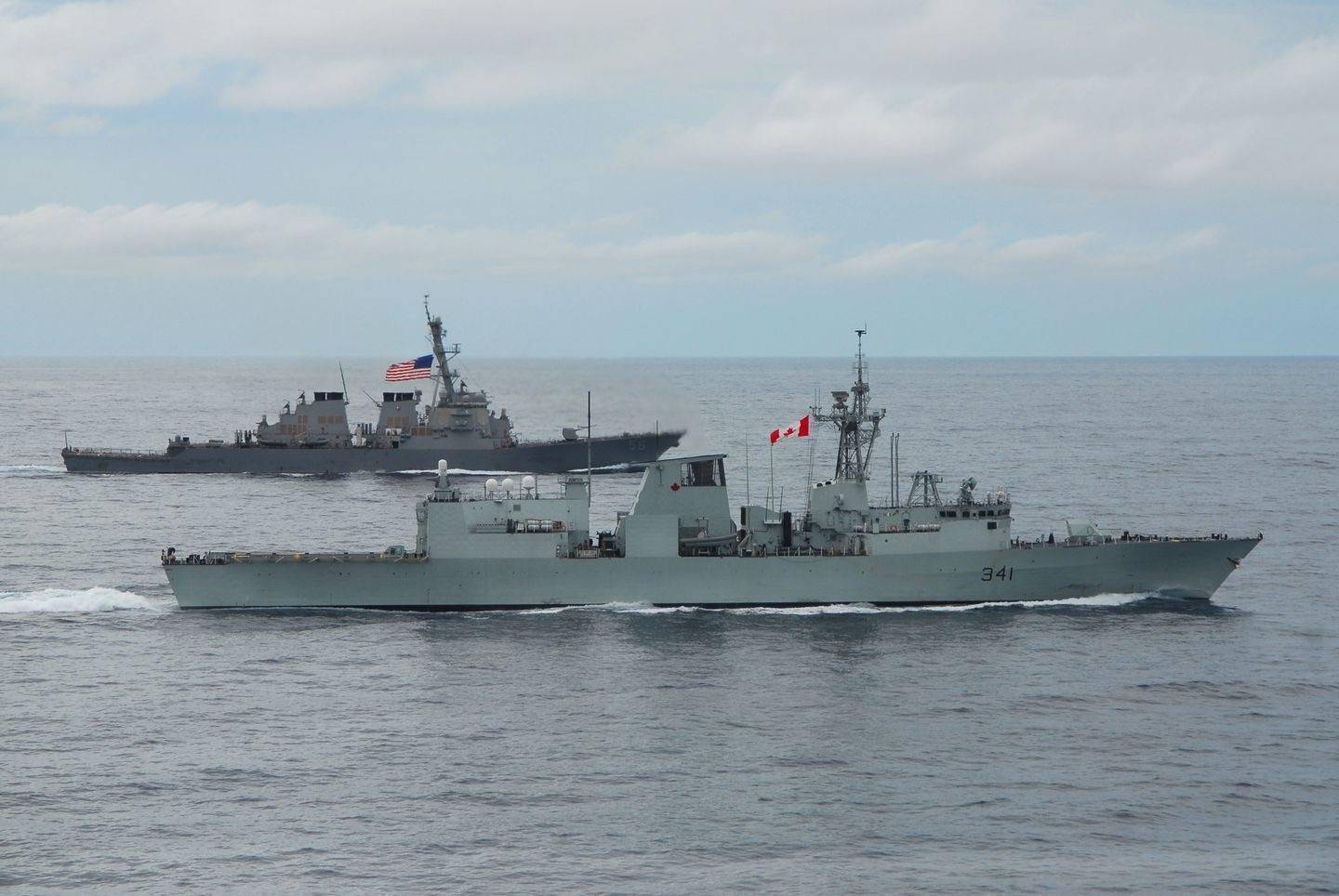 美加戰艦聯合巡航臺海顯示，美國為在亞太遏制中國，找來了比韓日更強的新幫手。