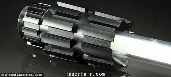 這款激光劍價格不菲，高達400美元，其中劍柄100美元，Spyder 3激光器300美元
