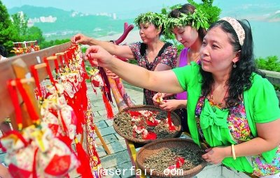 在屈原故鄉宜昌秭歸縣，居民用艾葉、花椒和丁香等制作香囊。