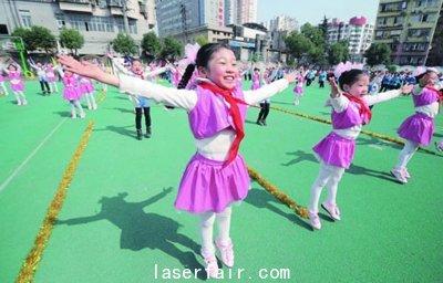 黃石市第八屆校園文化藝術節上孩子們在表演舞蹈。