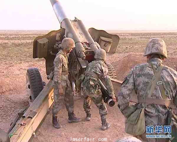 原文配圖： 各司其職，炮手一發(fā)實彈裝填。呂海金 攝