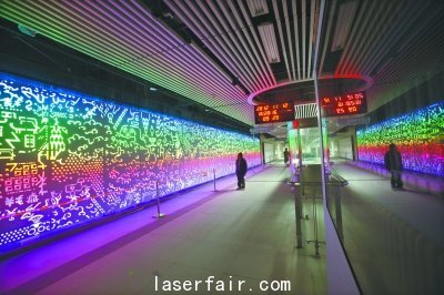 光谷地鐵站建全國首面25米激光“跨界”藝術墻