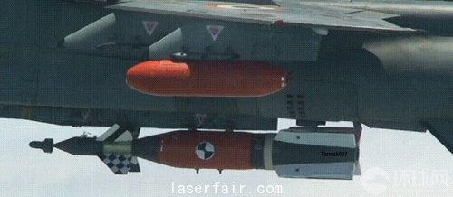 正在印度空軍美洲虎戰斗機上進行投放試驗的Sudarshan精確制導炸彈。
