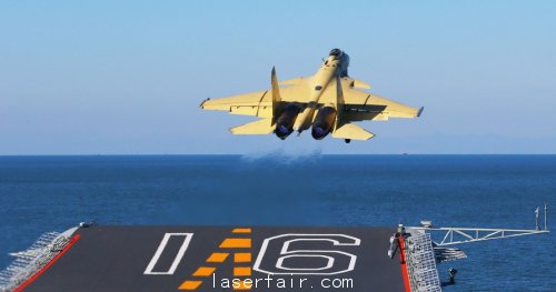 殲-15戰(zhàn)機(jī)自遼寧艦甲板滑躍起飛，相信未來(lái)國(guó)產(chǎn)航母將采用彈射器