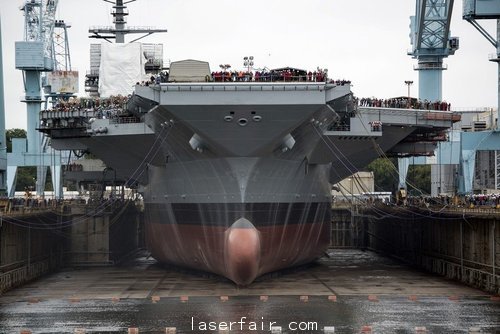 資料圖：美國(guó)海軍“福特”號(hào)航母在船塢放水。