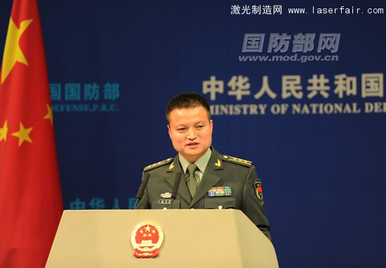 國(guó)防部新聞事務(wù)局副局長(zhǎng)、國(guó)防部新聞發(fā)言人楊宇軍上校答記者問(wèn) 周琳攝