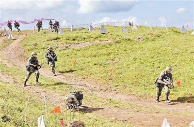 激光交戰！成都軍區某團高原紅藍對抗演練(圖)
